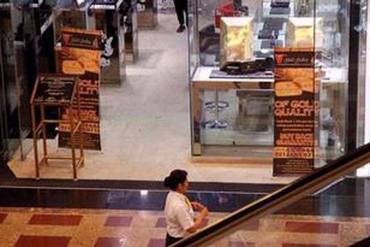 Suasana gerai emas Golden Traders Indonesia di Mal Taman Anggrek, Jakarta Barat, Kamis (28/2/2013). 