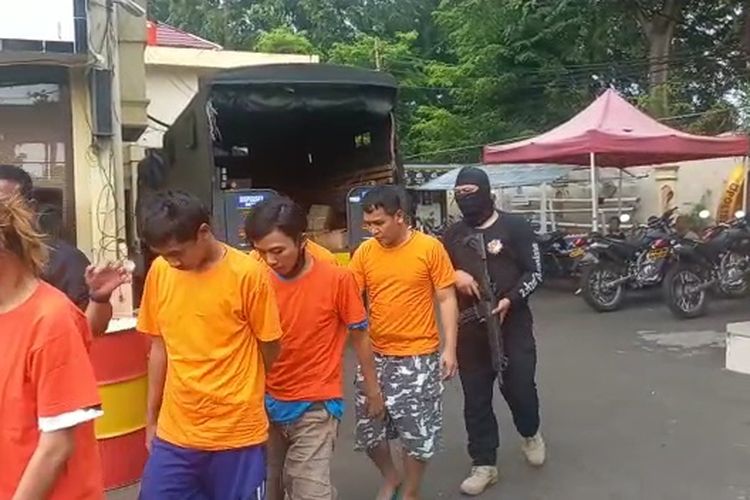 Komplotan pencuri dibekuk polisi lantaran kerap beraksi mencuri sepeda motor di Jakarta Barat. 
