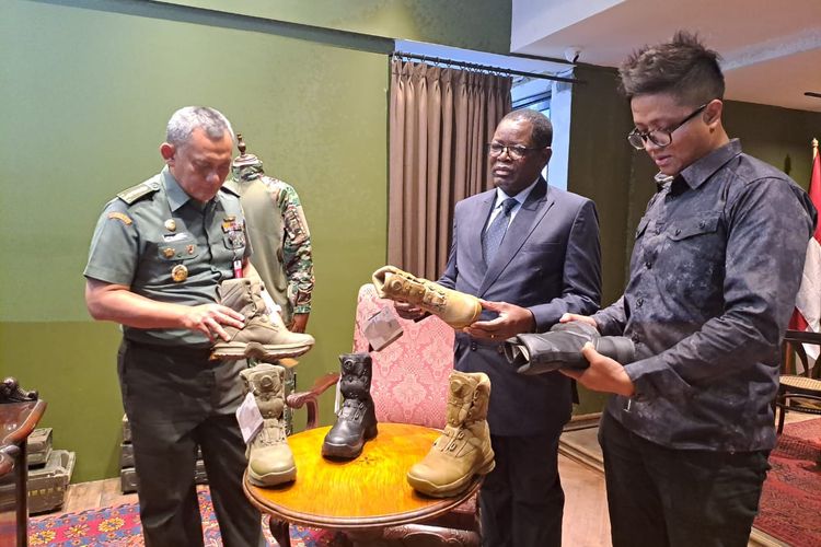 Tentara Zimbabwe membeli perlengkapan militer dari brand lokal Indonesia, PT Molay Satrya Indonesia, di kantor PT Molay, Jakarta Selatan, Jumat (23/6/2023). 