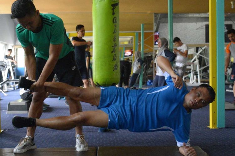 Gelandang Persib Bandung Dedi Kusnandar bersama Fisoterapis Persib Benediktus Adi Priyanto saat menjalani latihan pemulihan cedera di salah satu pusat kebugaran di Bandung, Senin (7/1/2019).