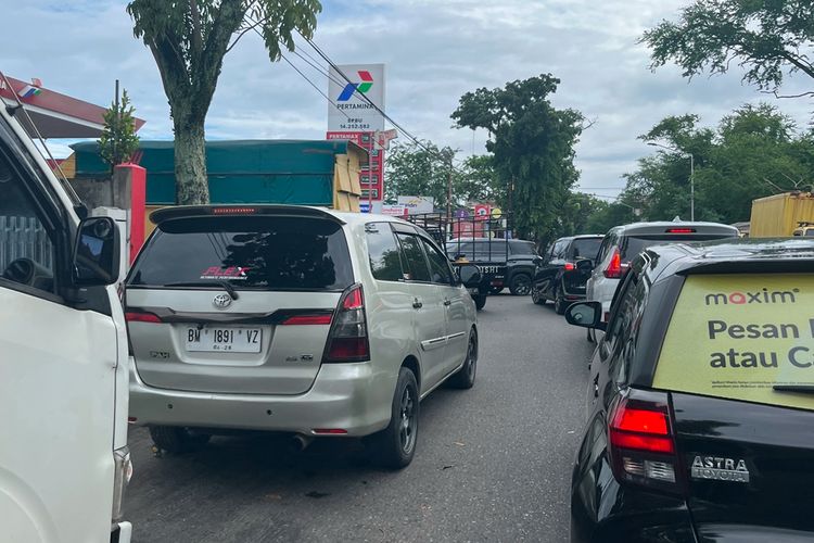 Jalur Distribusi Terganggu, Penambahan Stok BBM Belum Mampu Urai Antrean Mengular di Sumbar