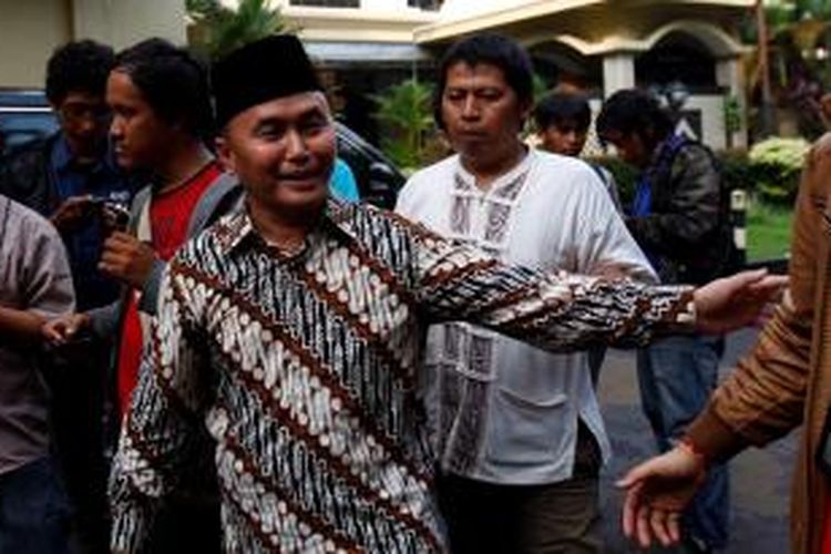 Anggota DPR RI dari Fraksi PDI Perjuangan, Sugianto Sabran diwawancarai wartawan saat hadir di Bareskrim Mabes Polri, Jakarta, Jumat (23/1/2015). Sugianto Sabran adalah pelapor kasus yang menjadikan Bambang Widjojanto sebagai tersangka. Politikus PDIP ini datang untuk perbaharui laporan yang membuatnya gagal menjadi Bupati Kotawaringin Barat.