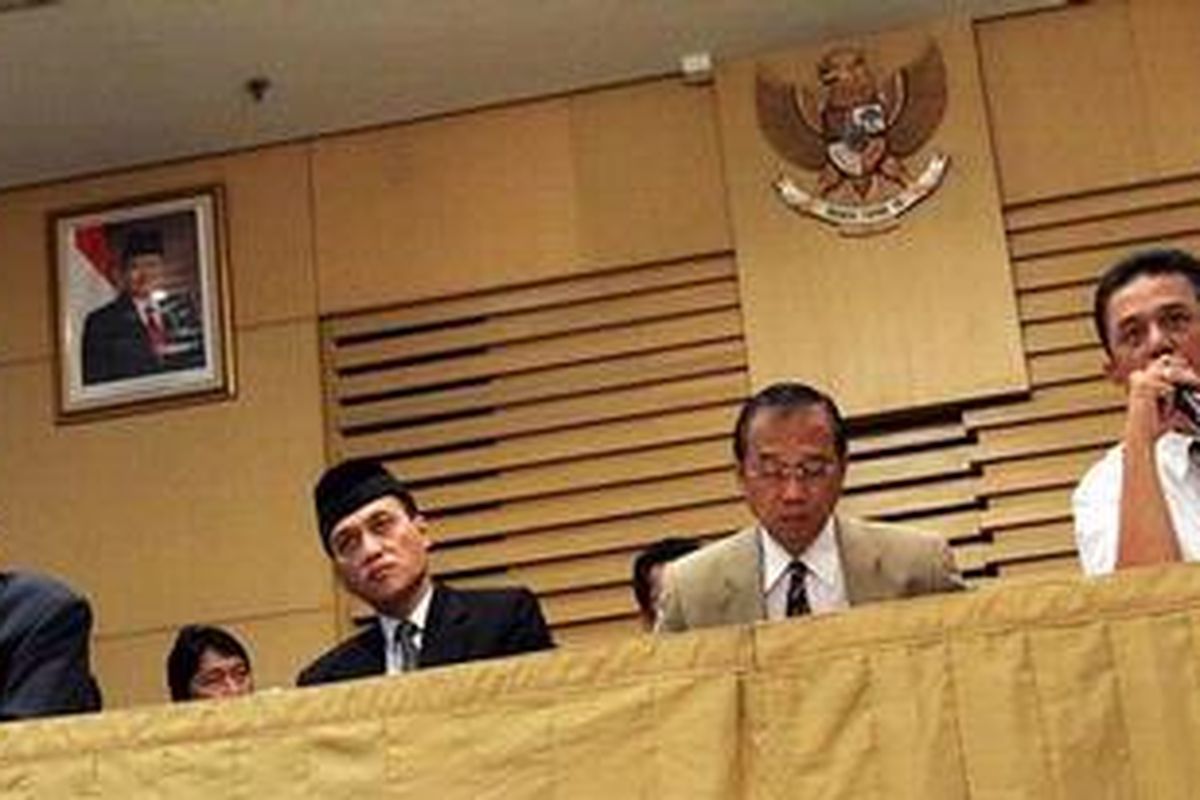 Ketua KPK Busyro Muqoddas (dua kanan) didampingi Wakil Ketua KPK Bibit Samad Riyanto (kiri), M Jasin (kedua dari kiri) dan Chandra M Hamzah saat memberikan paparan laporan akhir tahun kepada wartawan di KPK, Jakarta Selatan, Kamis (15/12/2011).  