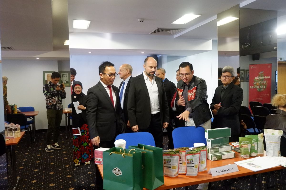 Duta Besar Luar Biasa dan Berkuasa Penuh RI untuk Bulgaria, merangkap Albania dan Makedonia Utara Iwan Bogananta (kiri) saat menghadiri  kegiatan Sales Mission yang berlangsung 6-7 November 2023. Kegiatan ini merupakan tindak lanjut kunjungan Menteri Pariwisata dan Ekonomi Kreatif RI ke Bulgaria bulan Juni lalu dalam rangka menyukseskan program Indonesia Spice Up the World (ISUTW).
