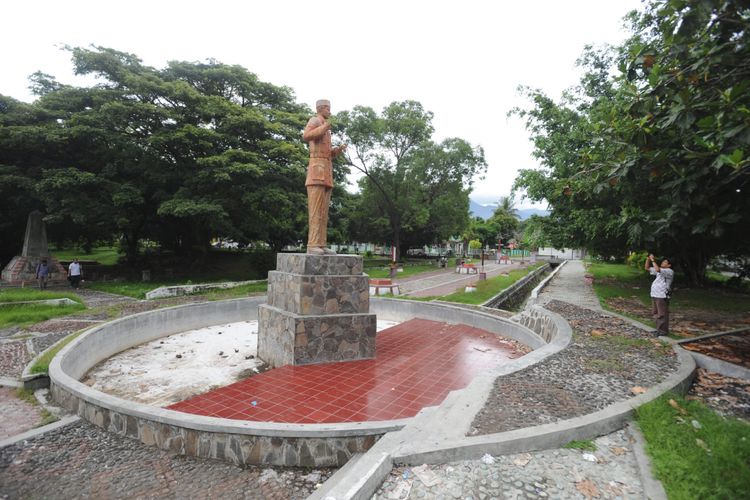 Patung Bung Karno di tengah Taman Renungan Bung Karno di kawasan pantai kota Ende, Flores, Nusa Tenggara Timur, Sabtu (7/1/12). Di tempat inilah, Bung Karno sering menghabiskan waktu untuk menggali nilai-nilai Pancasila saat dibuang oleh Belanda tahun 1934-1938.  
