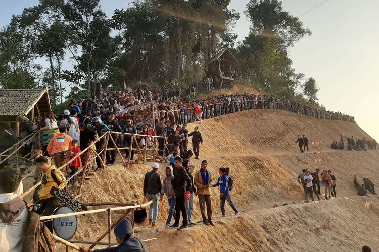 Suasana di obyek wisata negeri di atas awan Gunung Luhur, Minggu (22/9/2019). Sejak viral di media sosial, Gunung Luhur di Desa Citorek Kidul, Kecamatan Cibeber, Kabupaten Lebak, Banten, dipadati pengunjung hingga mencapai rekor 30 ribu pengunjung pada akhir pekan.