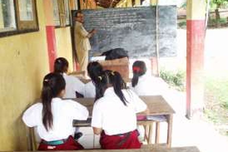 Para siswa SD Negeri Jango, Desa Mpili, Kecamatan Donggo, Kabupaten Bima terpaksa belajar di teras sekolah, karena ruang kelasnya ambruk.
