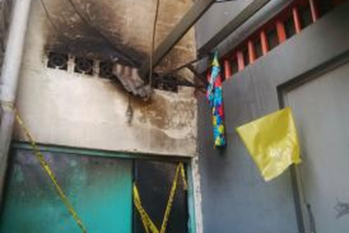 Sebuah rumah terbakar di kawasan Bukit Duri, Tebet, Jakarta Selatan, Senin (31/8/2015). Peristiwa itu menewaskan pasangan suami istri.