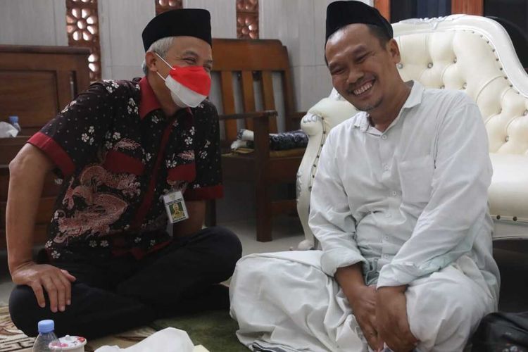 Gubernur Jawa Tengah, Ganjar Pranowo bertemu dengan Gus Baha di Rembang, Rabu (2/2/2022)