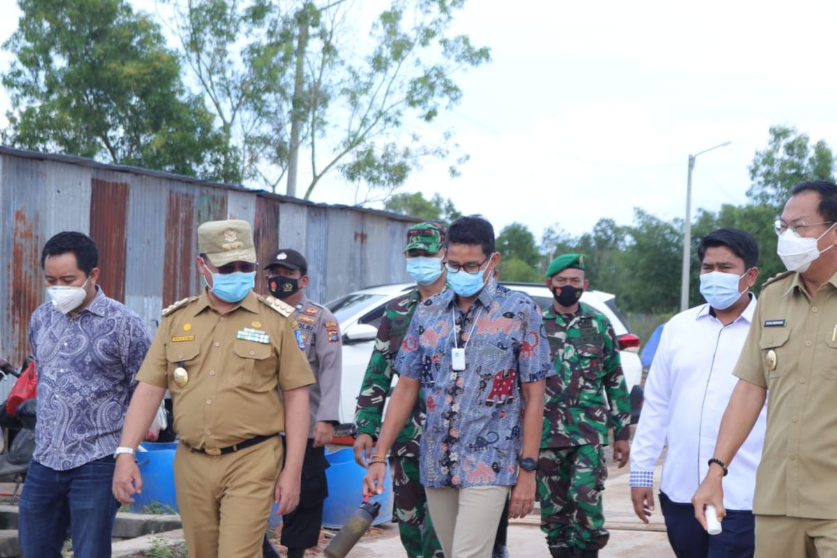 Gubernur Bangka Belitung bersama Kementerian Koordinator Ekonomi dan Keuangan berkolaborasi dengan pemilik Rumah Kerja, Sandiaga Uno, dan kartu prakerja menggelar pelatihan tenaga kerja Bangka Belitung di Balai Latihan Kerja Belitung, Senin (30/11/20).

