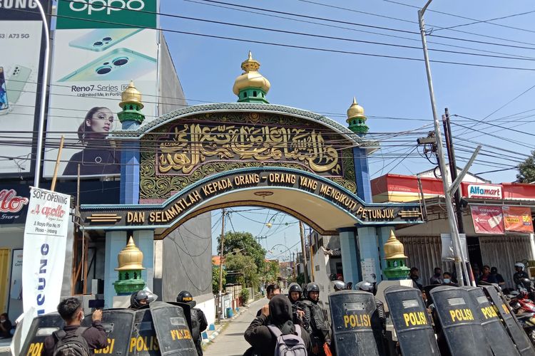 Pondok Pesantren Majma'al Bahroin Hubbul Wathon minal Iman Shiddiqiyyah di Jombang, Jawa Timur.