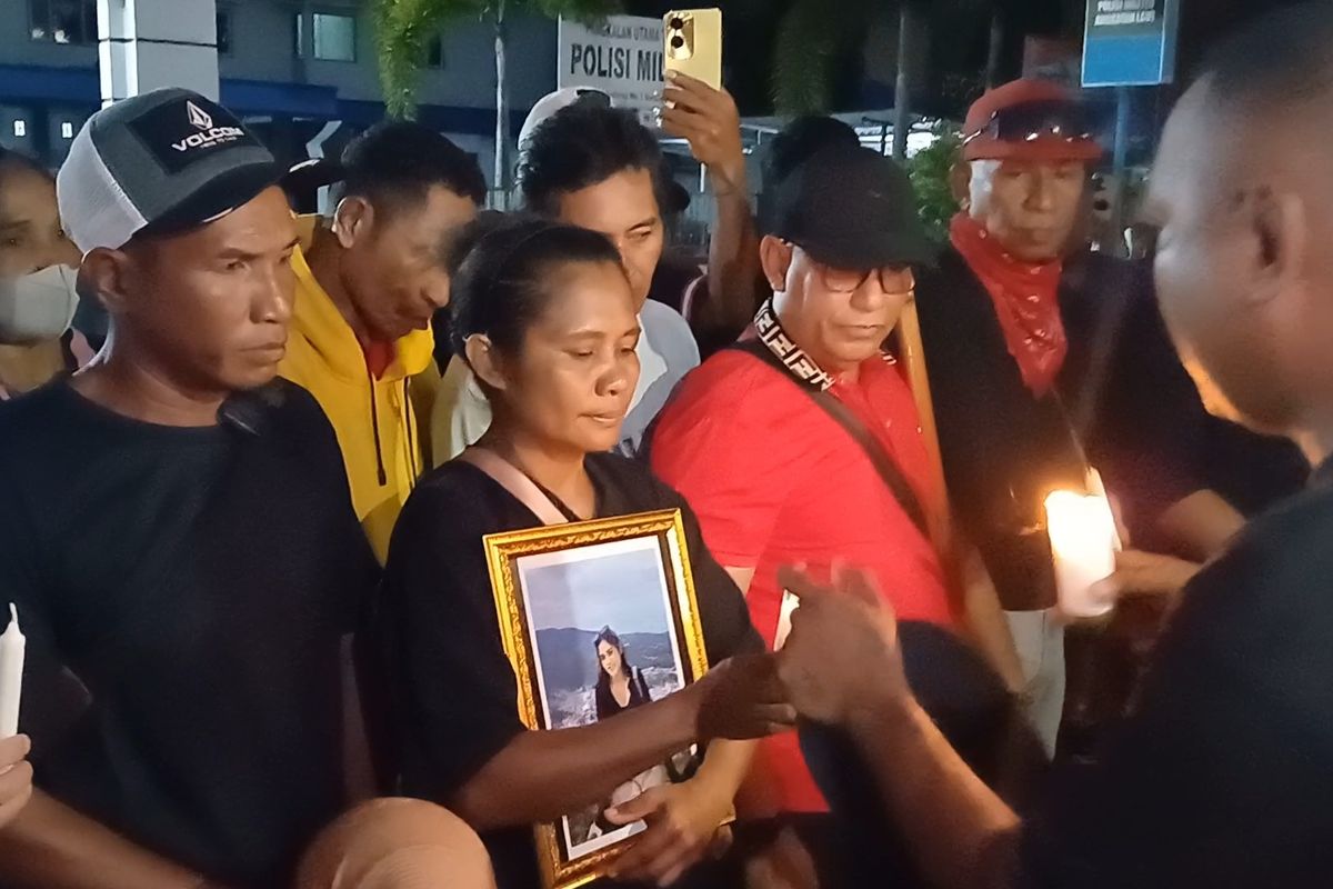 Aksi Doa dan Bakar Lilin untuk Wanita yang Dibunuh Oknum TNI AL Digelar di Sorong