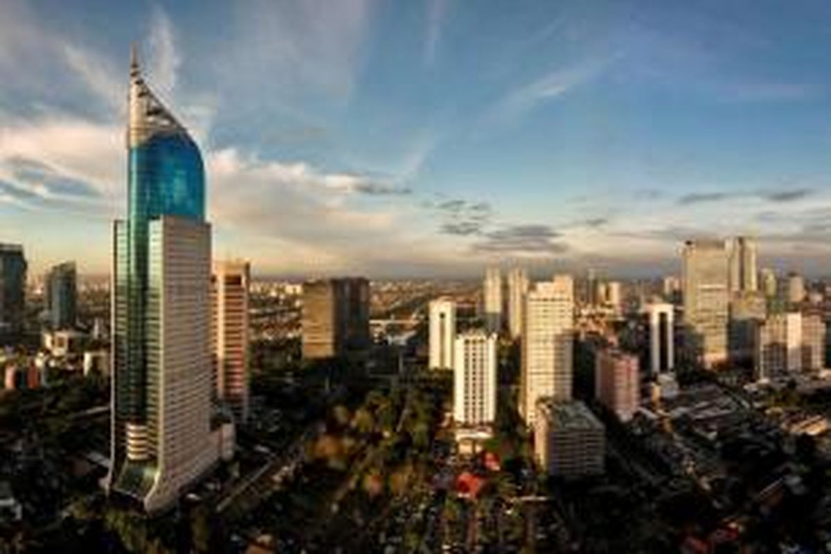Pemandangan Ibu Kota Jakarta dari atas gedung bertingkat.