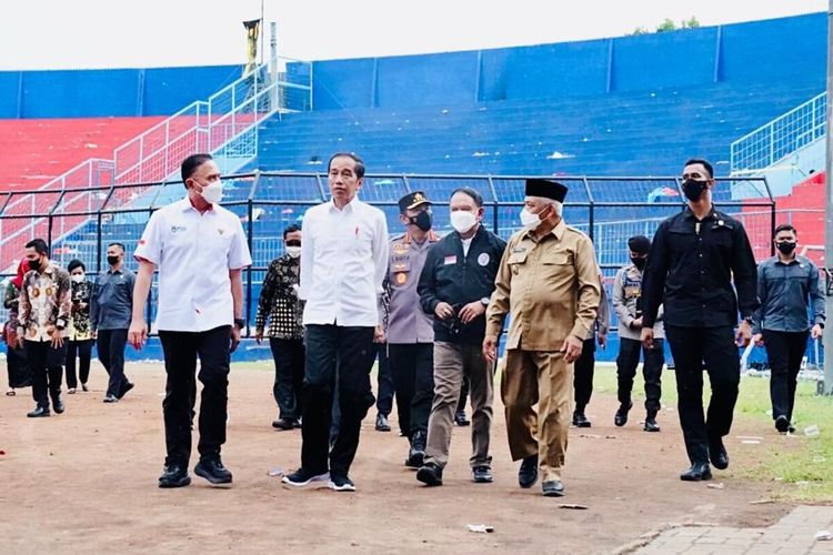 Presiden RI Joko Widodo (Jokowi) didampingi Ketua Umum PSSI Mochamad Iriawan bersama petinggi Negara lainnya saat meninjau langsung Stadion Kanjuruhan sebagai lokasi tragedi memilukan yang membuat 131 warga meninggal dunia usai menonton pertandingan sepak bola pada Rabu (5/10/2022).