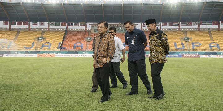 Wakil Presiden Indonesia Jusuf Kalla (kiri) berjalan didampingi Vice President INASGOC Sjafrie Sjamsoeddin (kedua kanan) dan PJ Gubernur Jawa Barat M. Iriawan (kanan) saat meninjau kualitas rumput Stadion Si Jalak Harupat, Kabupaten Bandung, Jawa Barat, Rabu (8/8/2018). Kunjungan Wapres tersebut guna mengetahui persiapan Stadion Si Jalak sebagai salah satu arena Asian Games 2018 cabang olahraga Sepak bola jelang pertandingan pertama yang dijadwalkan pada Jumat (10/8/2018).