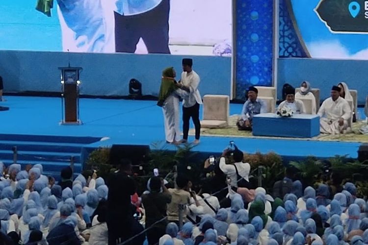 Momen cawapres nomor urut 2 Gibran Rakabuming Raka dipeluk ibu-ibu ketika memberikan sambutan di acara Isra Miraj yang digelar di Edutorium Universitas Muhammadiyah Surakarta (UMS), Jawa Tengah (Jateng), Kamis (8/2/2024).