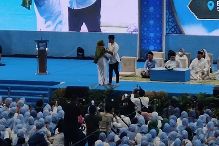 Momen Gibran Setop Sambutannya dan Ladeni Ibu-ibu yang Naik ke Panggung...