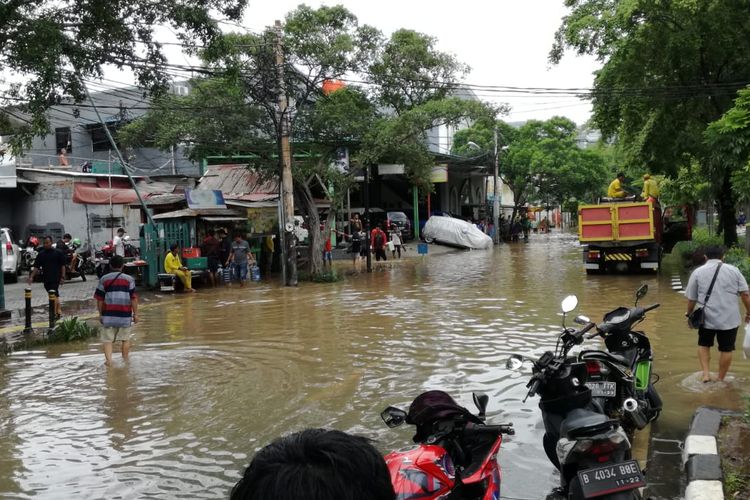 Akses jalan menuju Pengadilan Negeri Jakarta Pusat tampak tergenang dengan kisaran tinggi genangan dari mata kaki hingga mencapai lutut orang dewasa. Pantauan Kompas.com, Kamis (2/1/2020) per pukul 10.56 WIB, genangan mulai tampak di titik perempatan Jalan Bungur Raya, Jalan Gunung Sahari V, dan Jalan Garuda.