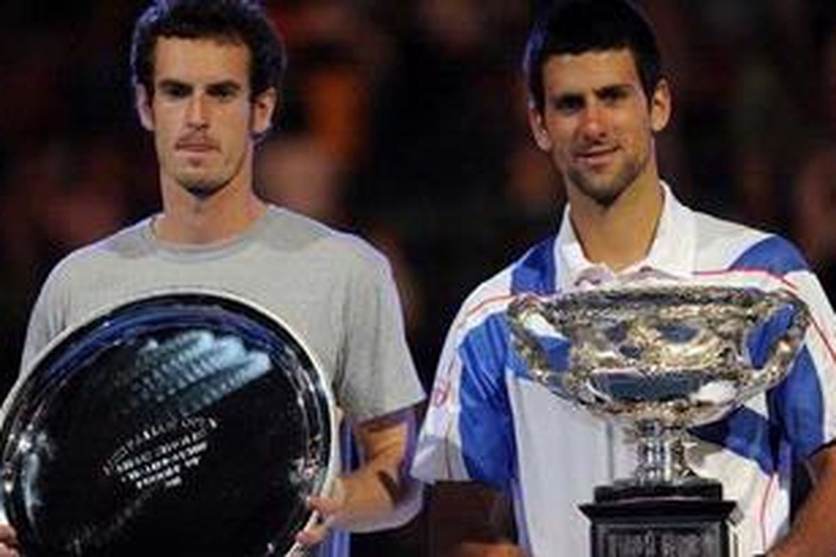 Petenis Serbia, Novak Djokovic (kanan) mengangkat trofi Australia Terbuka 2011, usai kalahkan Andy Murray (kiri) di final, Minggu (30/1/11).