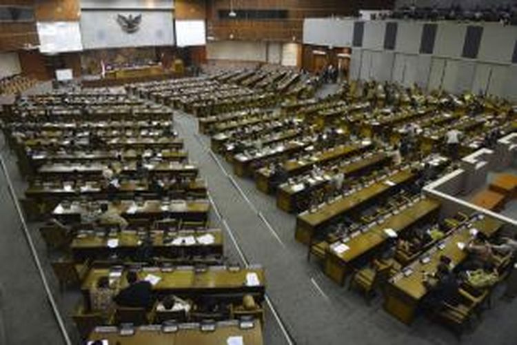Sebagian anggota DPR yang hadir dalam rapat paripurna di Kompleks Gedung Parlemen, Jakarta, Selasa (23/6/2015). Pada rapat paripurna tersebut DPR mengesahkan peraturan usulan program pembangunan daerah pemilihan atau dana aspirasi.