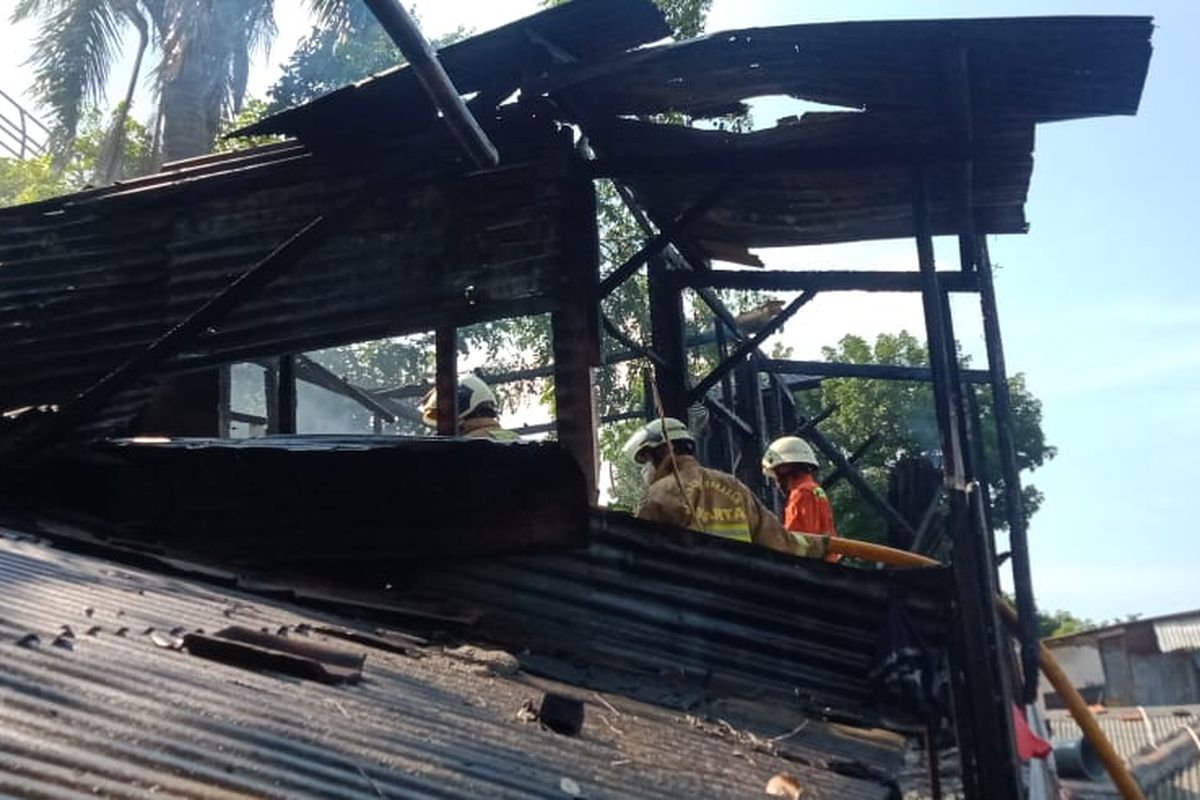 Kebakaran melanda rumah dua lantai di Jalan Budayana, RT 01/RW 03 Kelurahan Kebon Pala, Kecamatan Makasar, Jakarta Timur, Jumat (6/8/2021).