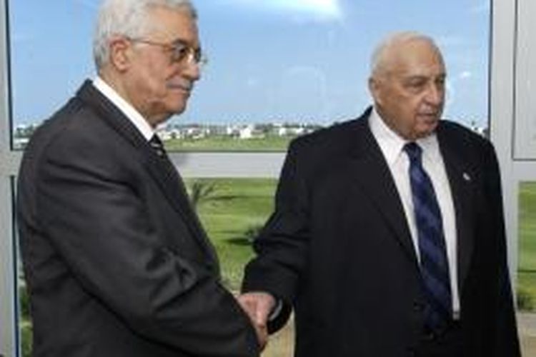 Foto ini diambil pada 8 Februari 2005 saat Perdana Menteri Israel Ariel Sharon bertemu dengan Presiden Palestina Mahmoud Abbas dalam pembicaraan damai di kota wisata Mesir, Sharm El Sheik di pesisir Laut Merah.