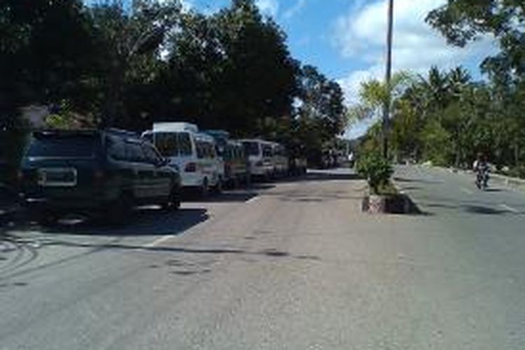 Antrean kendaraan di Kefamenanu Kabupaten Timor Tengah Utara, NTT mengular