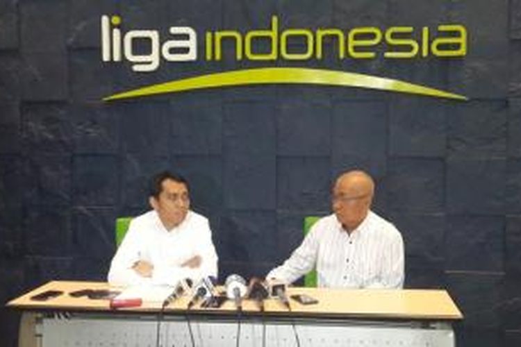 Sekretaris PT Liga Indonesia, Tigor Shalom Boboy (kiri) dan Direktur Keuangan PT Liga, Koko Afiat, saat melakukan jumpa pers di Kantor PT Liga, Jakarta, Rabu (20/5/2015).