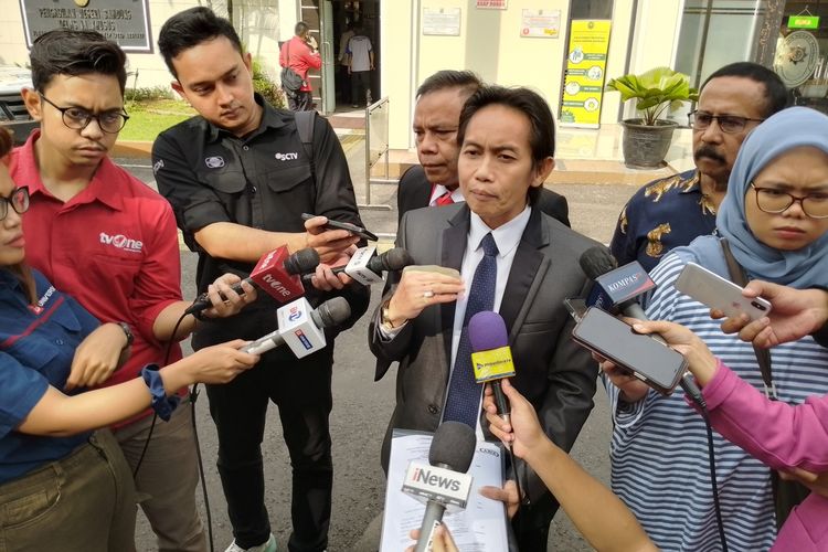 Kuasa hukum tersangka Pegi Setiawan, Tony RM saat datang ke Pengadilan Negeri Bandung untuk jalani sidang Pra Peradilan, Senin (24/6/2024).