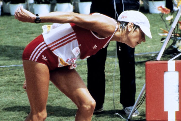 Pelari Swiss Gabriella Andersen-Schiess saat mencapai garis finis dalam perlombaan marathon Olimpiade 1984 di Los Angeles Coliseum, Amerika Serikat, pada 5 Agustus 1984.