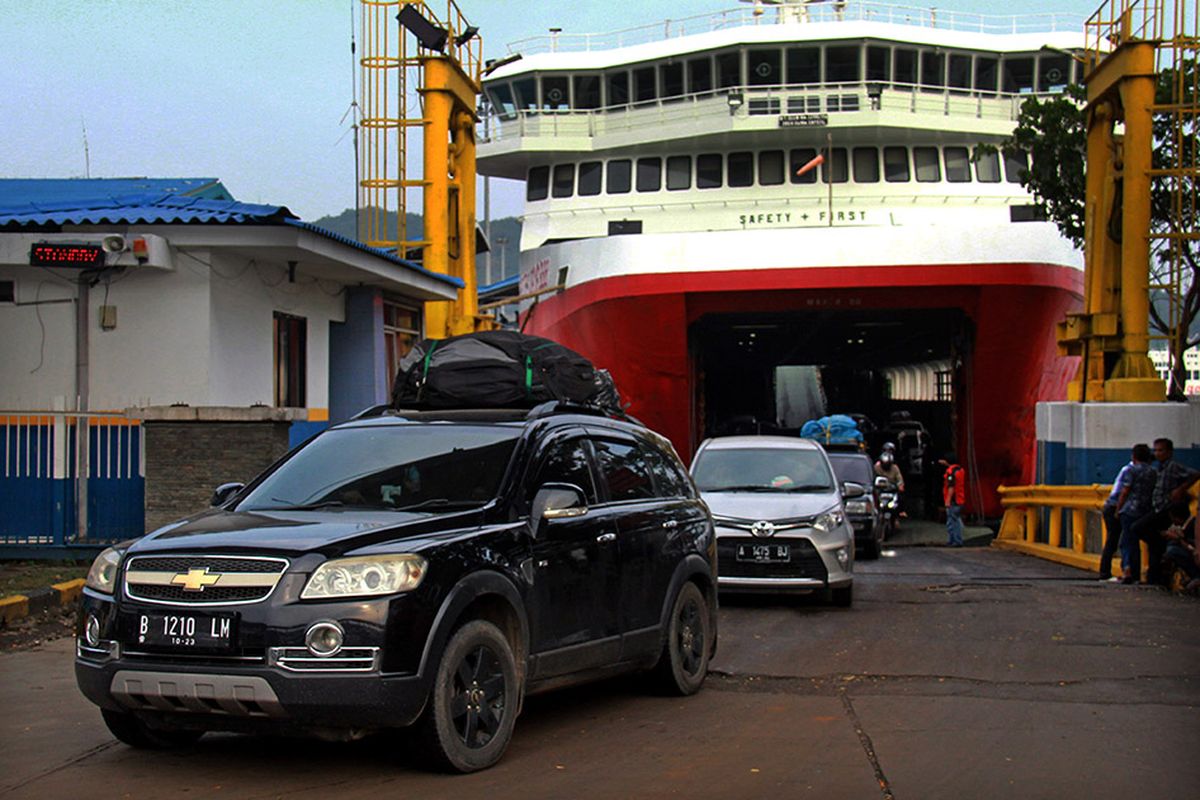 Sejumlah kendaraan pemudik dari Sumatera meninggalkan kapal roro di Pelabuhan Merak, Cilegon, Banten, Minggu (9/6/2019). Puncak arus balik  di Pelabuhan Merak diprediksi terjadi pada H+4 hari Minggu (9/6) karena para pemudik akan kembali bekerja pada hari Senin (10/6).