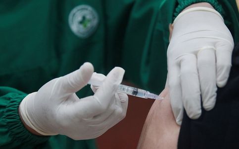  Indonesia Aims to Vaccinate 70 Million People in First Half of 2021