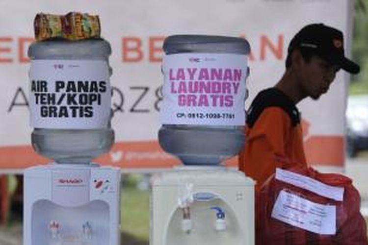 Posko layanan cuci pakaian dan minuman gratis untuk petugas yang terlibat dalam pencarian korban dan pesawat AirAsia QZ 8501 di sekitar posko utama Lapangan Udara Iskandar, Pangkalan Bun, Rabu (7/1/2015).