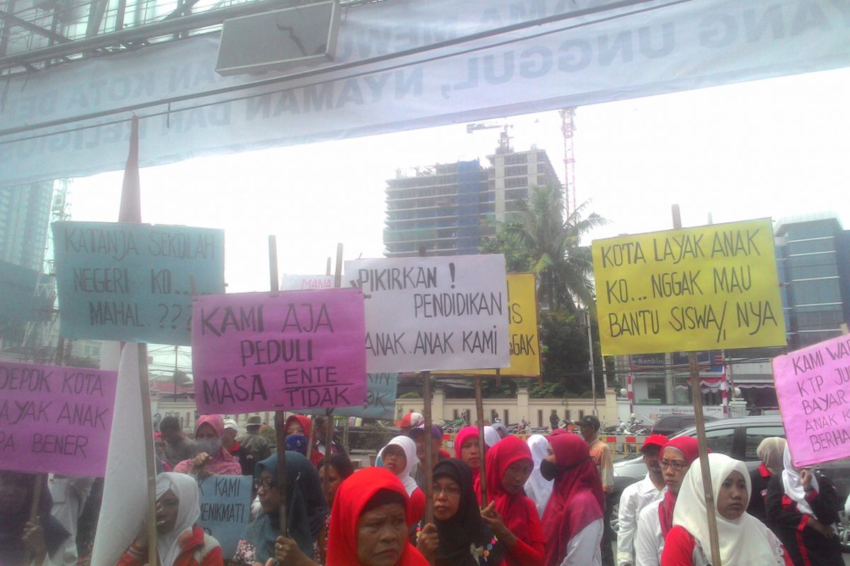 Massa yang mengatasnamakan orang tua dari siswa SMA dan SMK se-Kota Depok saat mengelar unjuk rasa di depan Balai Kota Depok, Senin (14/8/2017) siang. Peserta unjuk rasa yang mayoritas kaum perempan ini menyatakan aksi diadakan dilatarbelakangi adanya pengurangan subsidi pendidikan ya g diterima anak mereka.