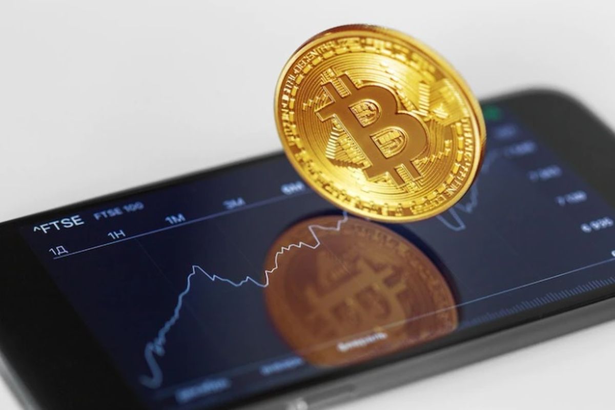 Bitcoin adalah mata uang kripto atau cryptocurrency pertama sekaligus menjadi yang paling populer. 