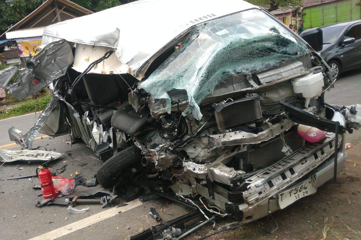 Toyota Hiace terlibat kecelakaan maut di Kecamatan Kalipuro, Banyuwangi, Jawa Timur, Minggu (22/6/2025) 