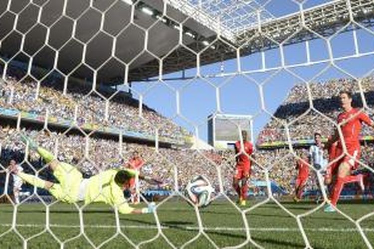 Gelandang tim nasional Argentina, Angel Di Maria, melepaskan tembakan yang berujung gol ke gawang Swiss pada perdelapan final Piala Dunia, Selasa (1/7/2014). 