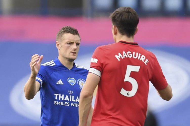 Pemain Leicester City, Jamie Vardy, menyalami bek Manchester United, Harry Maguire, pada akhir laga pamungkas Liga Inggris 2019-2020 di Stadion King Power, Leicester, pada Minggu (26/7/2020).