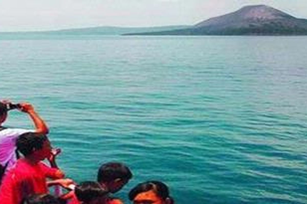 Wisatawan tengah melihat dan mengabadikan pemandangan Kepulauan Krakatau dari geladak Kapal Motor Penumpang Jatra III, di perairan Selat Sunda, Sabtu (15/11/2008).