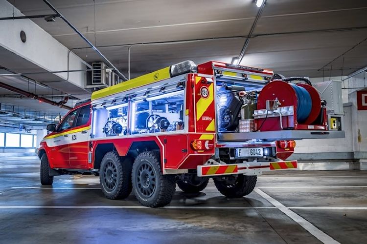 Toyota Hilux 6x6, pemadam kebakaran khusus mobil listrik