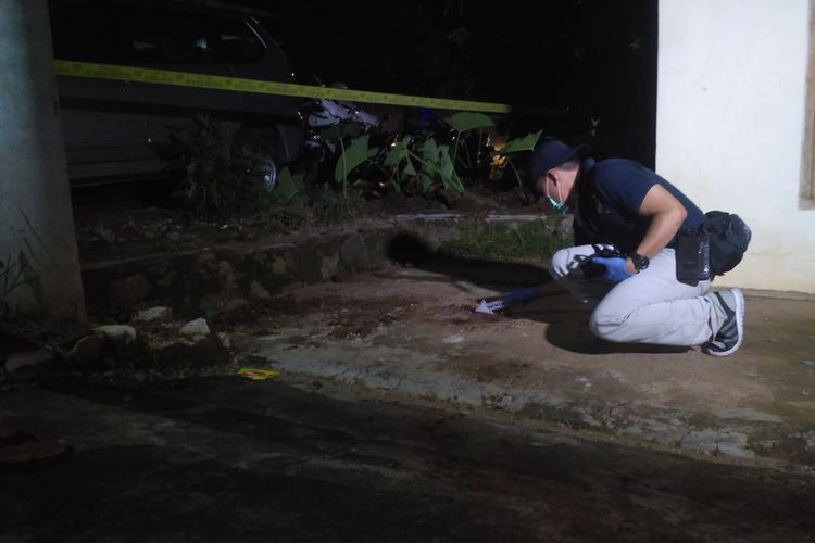 Tim Inafis Polres Bandar Lampung mengidentifikasi lokasi pembunuhan Poniran di Kemiling, Minggu (3/5/2020) malam.