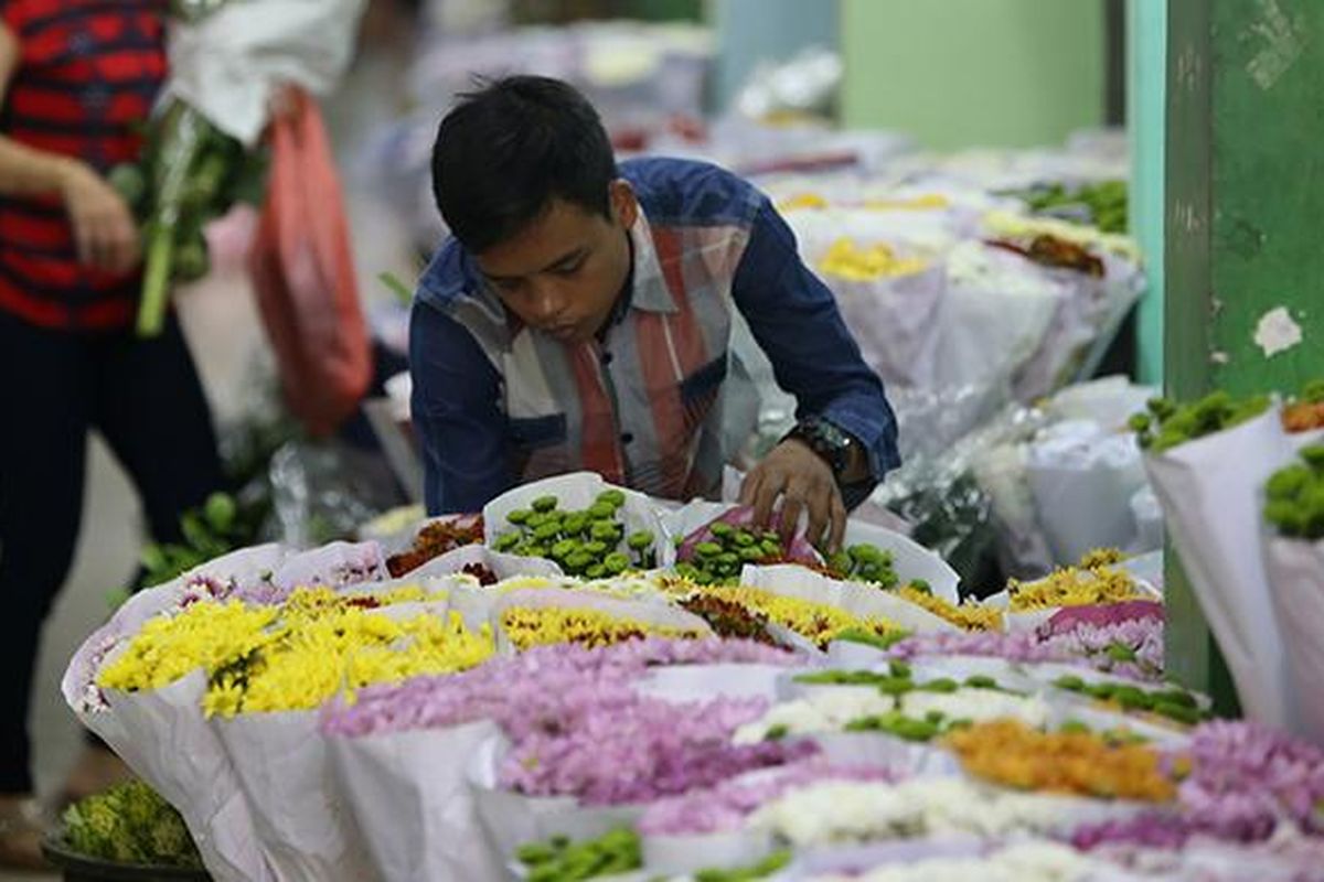 Pedagang menata bunga di Pasar Bunga Rawa Belong, Jakarta Barat, Selasa (21/6/2016).  Sejumlah pedagang mengaku pesanan hiasan bunga meningkat menjelang peringatan HUT ke-489 Kota Jakarta.