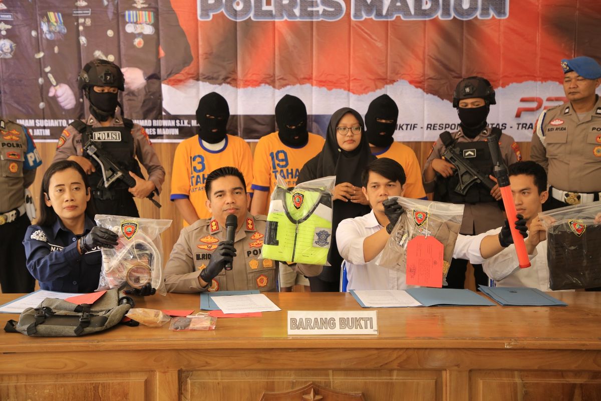 BARANG BUKTI—Kapolres Madiun, Muhammad Ridwan menunjukkan barang bukti rompi baju polisi lalu lintas yang dipakai tersangka perampokan truk bermuatan rokok merk WIN senilai Rp 3,1 M. Para pelaku berpura-pura sebagai anggota polantas untuk mencegat truk box bermuatan rokok di ruas jalan raya Madiun-Ngawi, Desa Buduran, Kecamatan Wonoasri, Kabupaten Madiun, Jawa Timur.