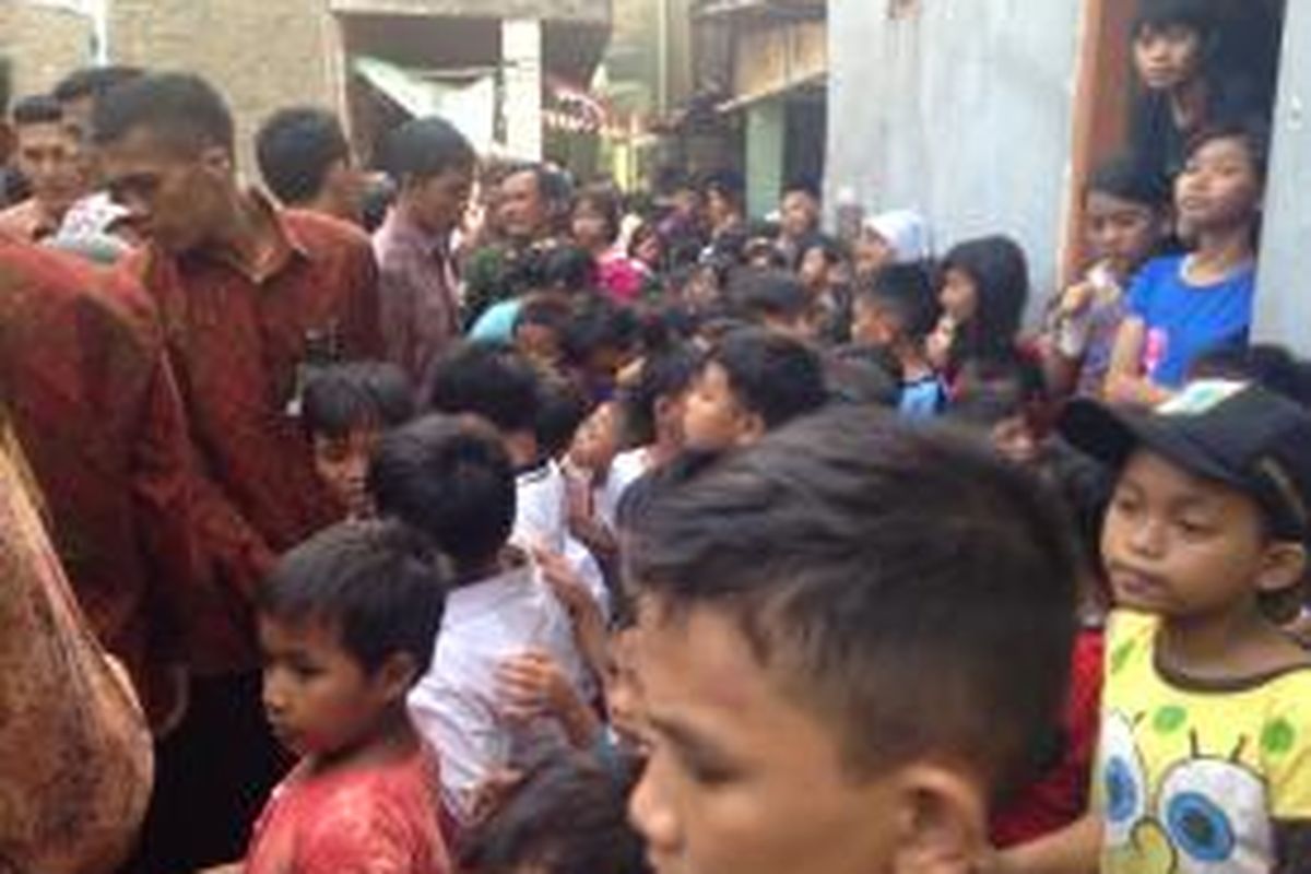 Barisan anak-anak yang sudah menunggu kedatangan Presiden RI Joko Widodo di Kelurahan Kedoya Utara, Kebon Jeruk, terpaksa didorong mundur Paspampres sehingga banyak yang terhimpit, Selasa (1/9/2015) siang. 