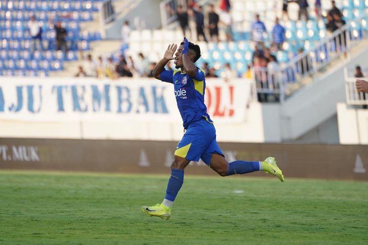 Selebrasi Gabriel Silva saat bawa Arema FC menang 2-0 melawan Persis Solo di Stadion Kanjuruhan, Sabtu (18/4/2026) sore WIB.