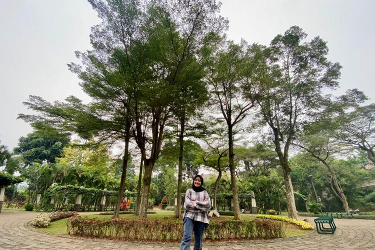Spot foto di depan pepohonan rimbun di Taman Tabebuya di Jagakarsa, Jakarta Selatan. 