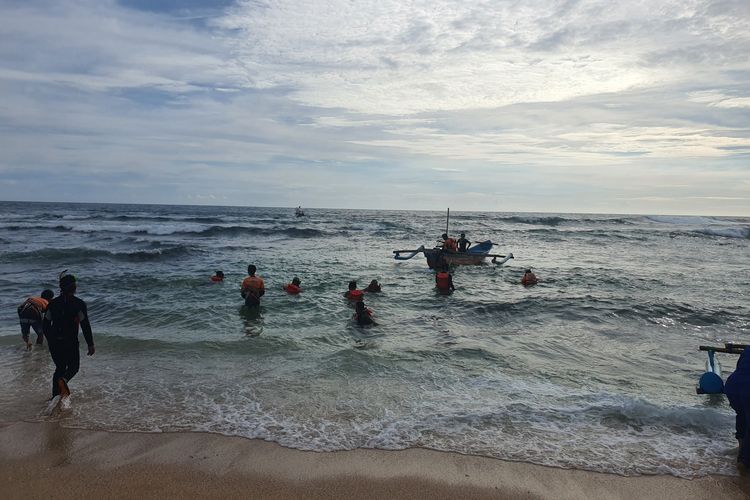 PENCARIAN KORBAN: Belasan tim SAR Gabungan melakukan snorkeling untuk pencarian korban hilang di Pantai Drini, Gunungkidul, DIY, Selasa (28/1/2025)