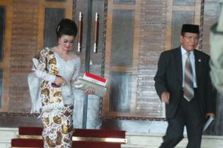 Anggota DPR RI terlambat hadir dan tidak diperkenankan masuk ke dalam ruang sidang pidato kenegaraan Presiden Susilo Bambang Yudhoyono di Gedung DPR/DPD RI, Jakarta, Jumat (15/8/2014).