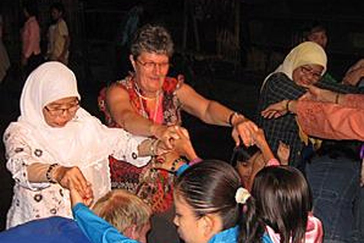 Wisatawan mancanegara ikut berjoged bersama di Saung Angklung Udjo.