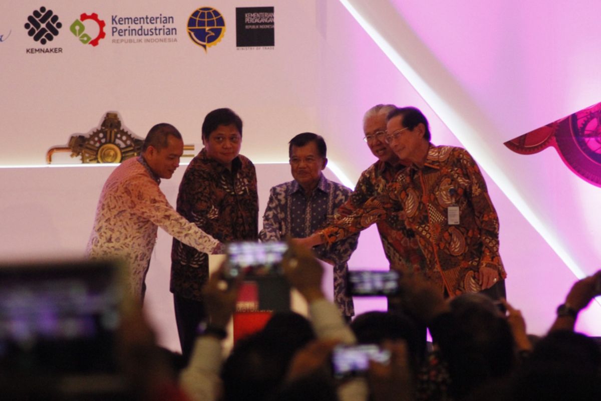 Wakil Presiden Jusuf Kalla (tengah) hadir meresmikan Indonesia International Motor Show (IIMS) 2017 di JI Expo Kemayoran, Jakarta, Kamis (27/4/2017). Pemeran yang akan berlangsung hingga 7 Mei itu diikuti pelaku industri otomotif Tanah Air dengan menampilkan produk unggulan.